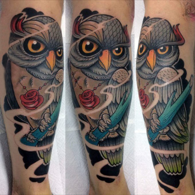 点击大图看下一张：纹身猫头鹰 男生手臂上花朵和猫头鹰纹身图片