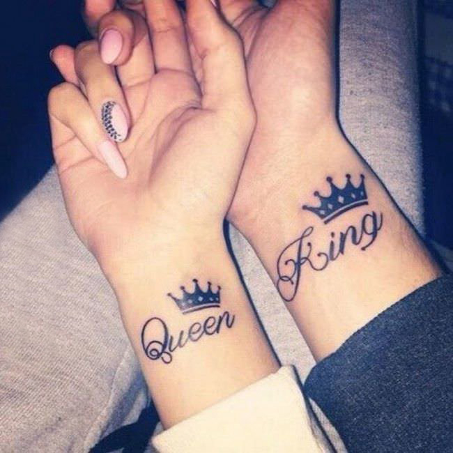 点击大图看下一张：创意情侣纹身 情侣手腕上皇冠和英文纹身图片