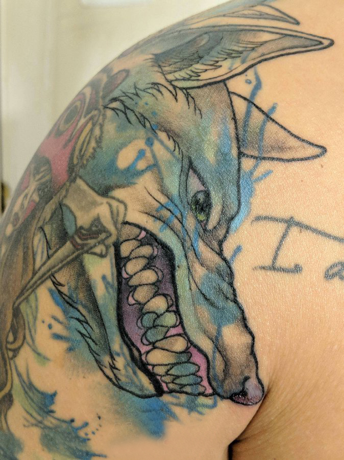 点击大图看下一张：大臂纹身图 男生大臂上彩色的狼头纹身图片
