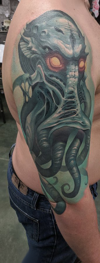 点击大图看下一张：大臂纹身图 男生大臂上彩色的章鱼纹身图片