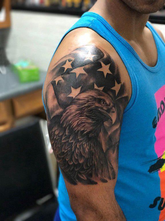 点击大图看下一张：大臂纹身图 男生大臂上国旗和老鹰纹身图片