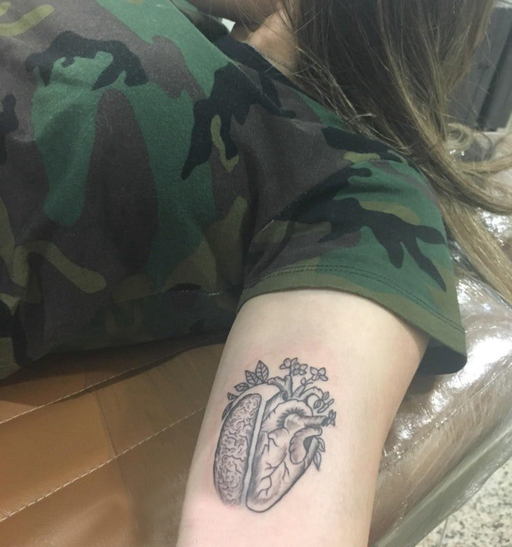 点击大图看下一张：大臂纹身图 女生大臂上黑色的心脏纹身图片