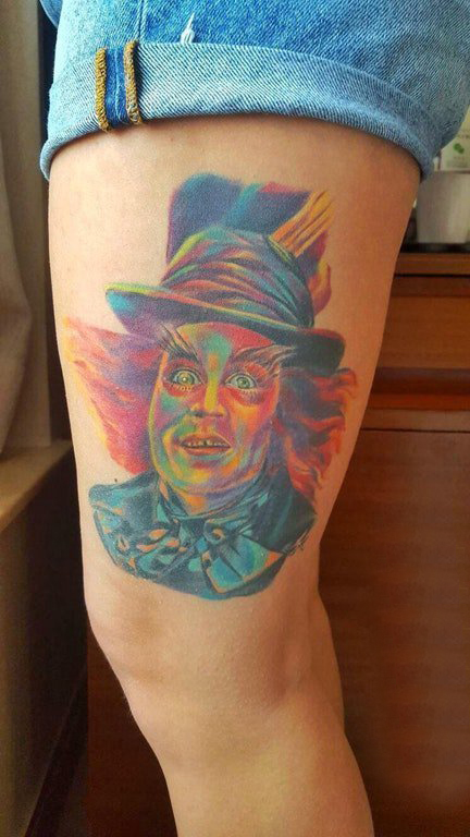 点击大图看下一张：关于纹身的电影 女生大腿上彩色的人物纹身图片