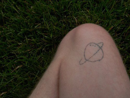 点击大图看下一张：几何元素纹身 男生腿部黑色的星球纹身图片