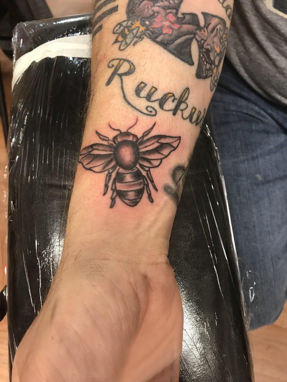 点击大图看下一张：男生手腕纹身 男生手腕上黑色的蜜蜂纹身图片