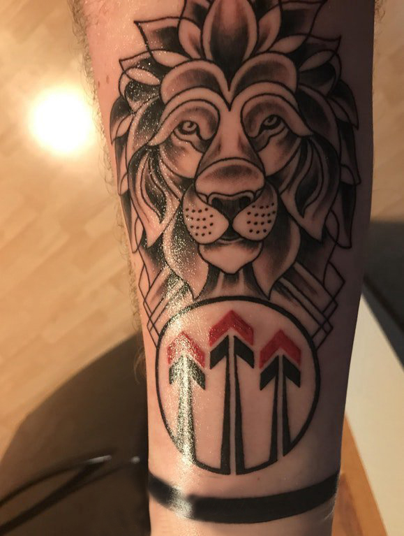点击大图看下一张：狮子头纹身欧美 男生手臂上狮子头纹身图片