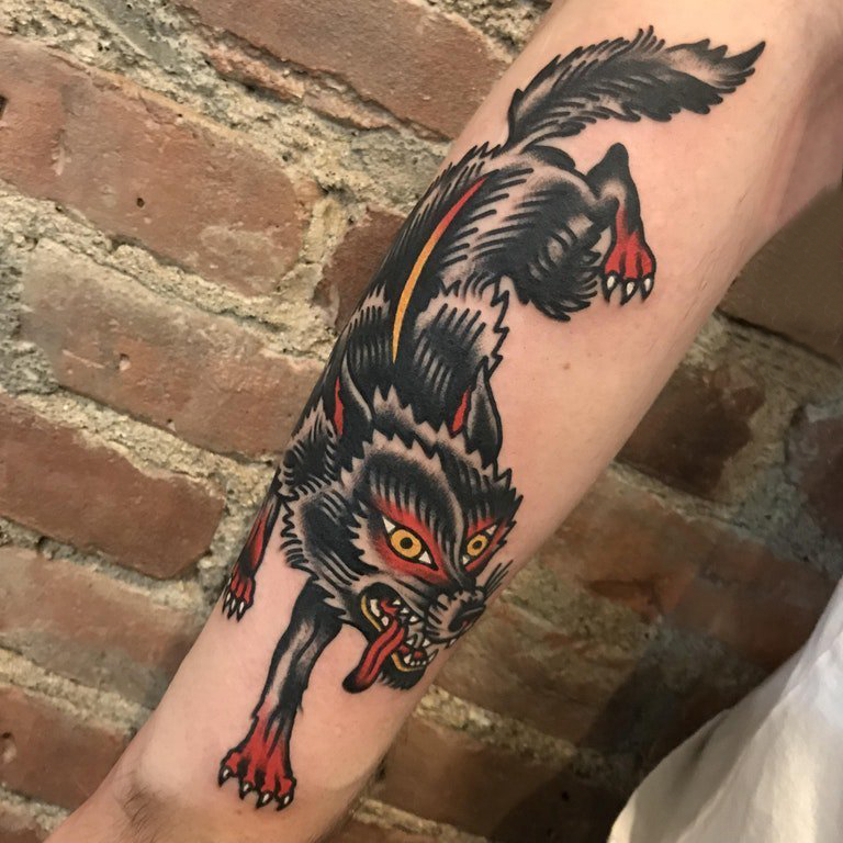 点击大图看下一张：手臂纹身素材 男生手臂上凶猛的狼纹身图片