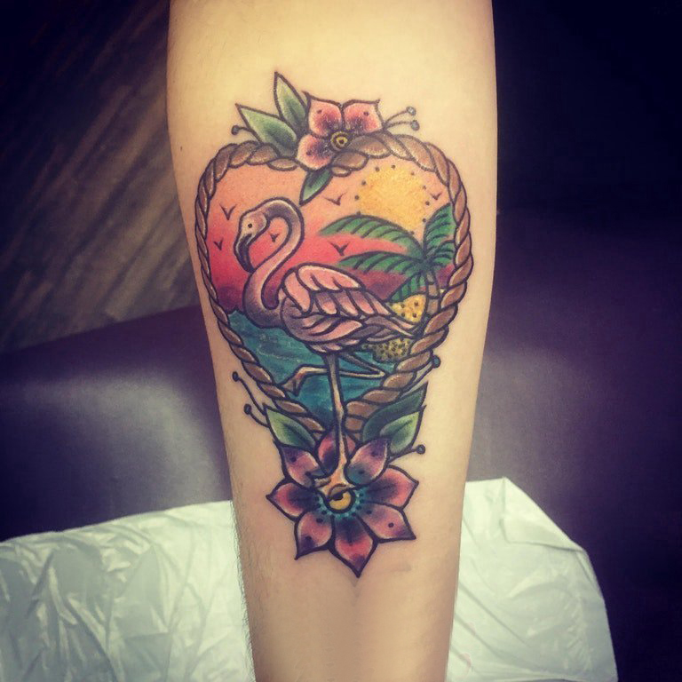 点击大图看下一张：手臂纹身素材 女生手臂上花朵和火烈鸟纹身图片