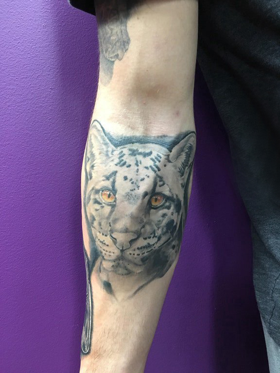 点击大图看下一张：手臂纹身图片 男生手臂上彩色的豹子纹身图片