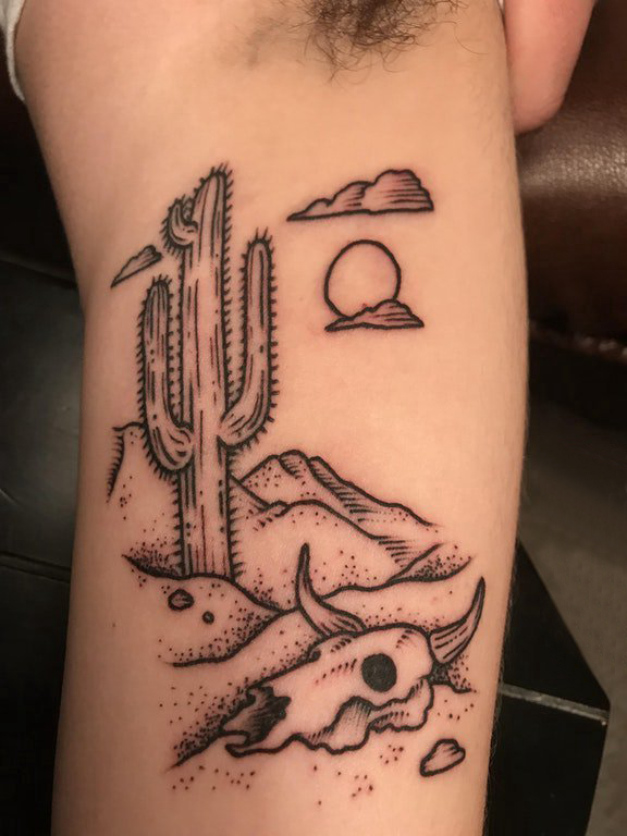 点击大图看下一张：手臂纹身图片 男生手臂上黑色的沙漠风景纹身图片