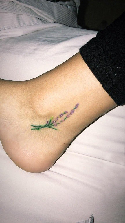 点击大图看下一张：彩色纹身 女生脚踝上彩色的植物纹身图片