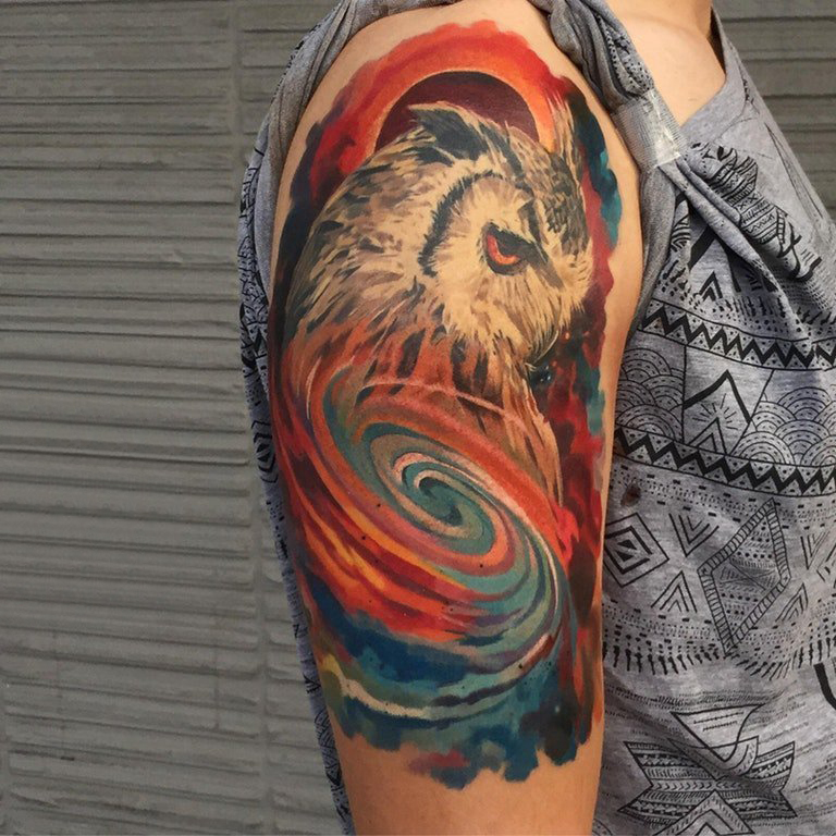 点击大图看下一张：大臂纹身图 男生大臂上彩色的猫头鹰纹身图片