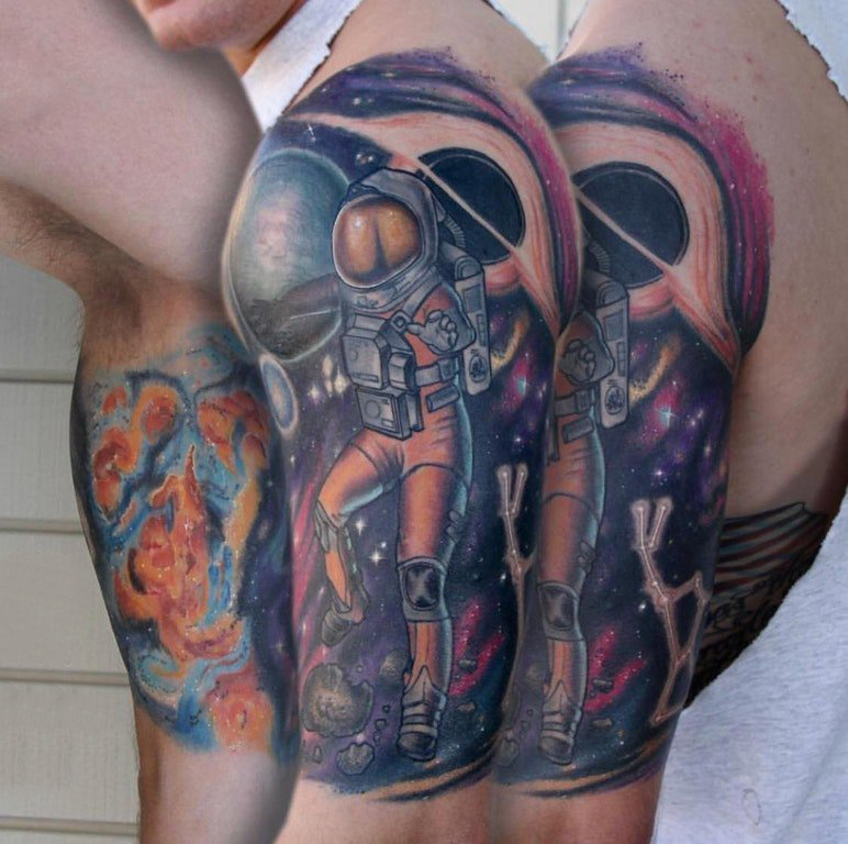 点击大图看下一张：大臂纹身图 男生大臂上宇宙和宇航员纹身图片