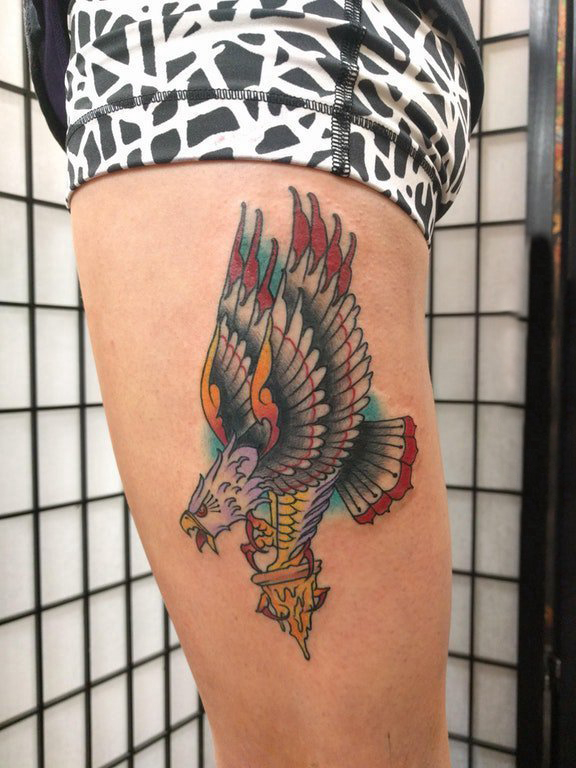 点击大图看下一张：大腿传统纹身 女生大腿上彩色的老鹰纹身图片