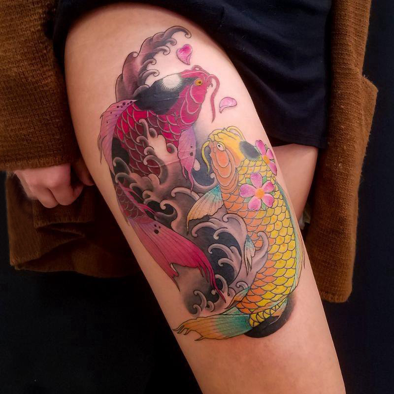 点击大图看下一张：大腿传统纹身 女生大腿上彩色的鲤鱼纹身图片