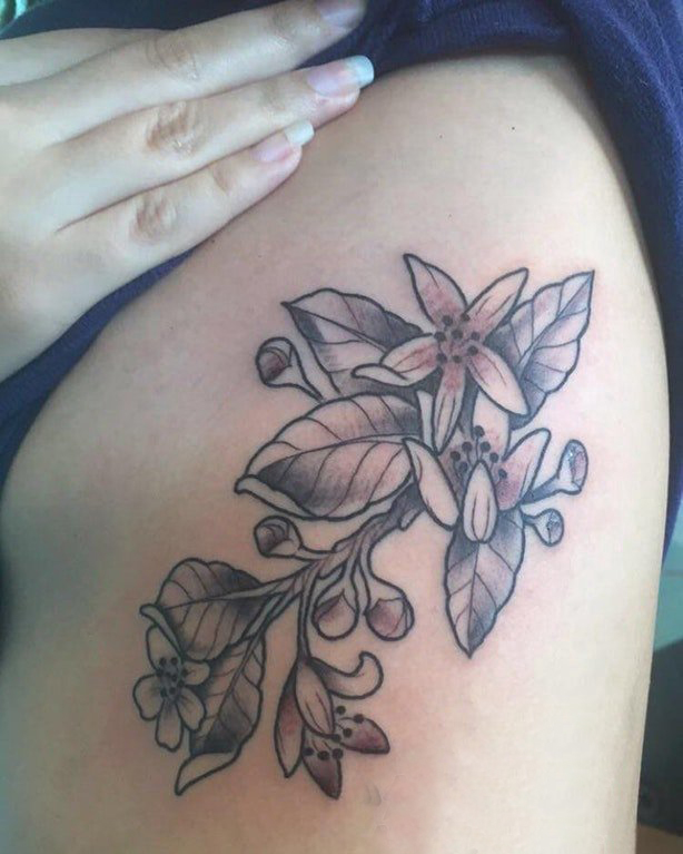 点击大图看下一张：花朵纹身 女生侧肋上花朵纹身图片