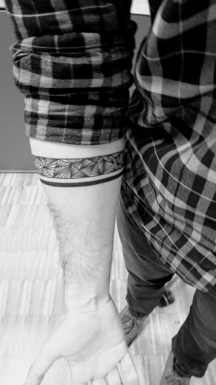 点击大图看下一张：简单线条纹身 男生手臂上黑色的臂环纹身图片
