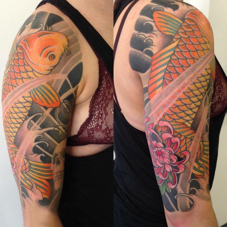 点击大图看下一张：鲤鱼纹身线条 女生大臂上花朵和鲤鱼纹身图片