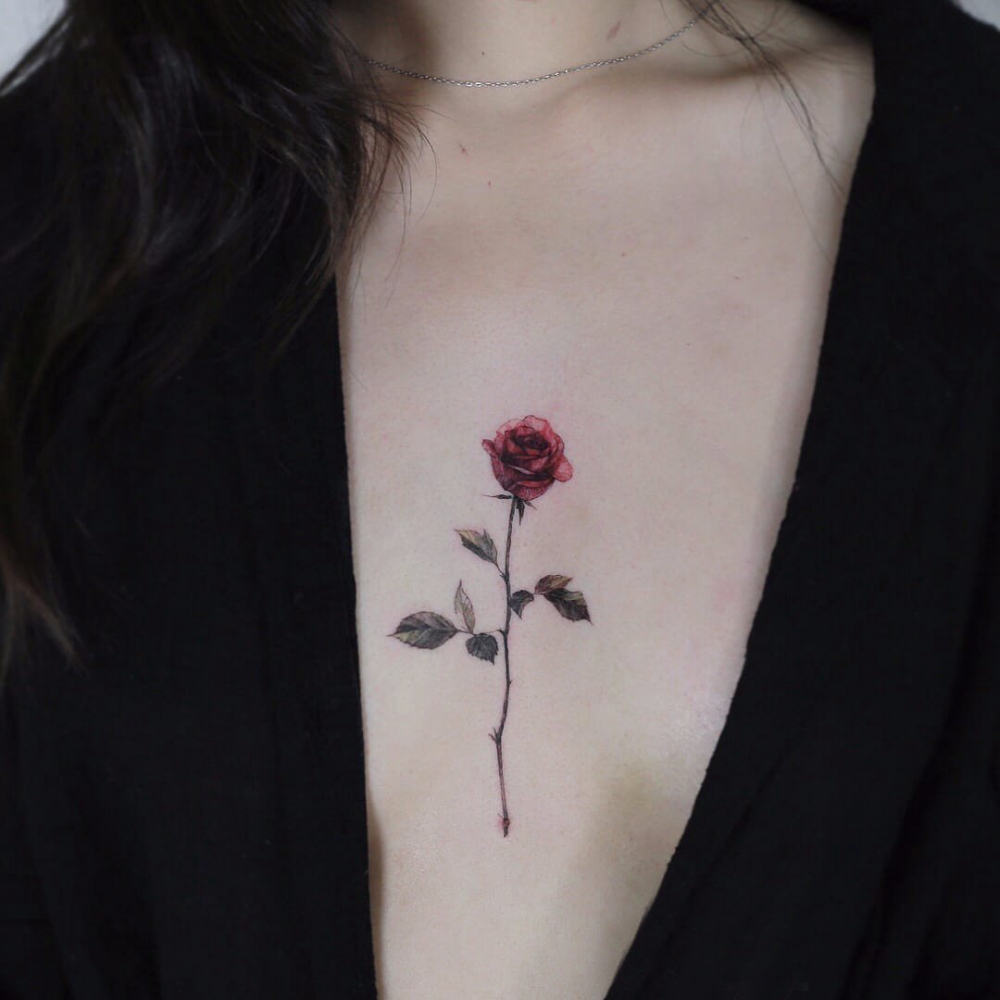 点击大图看下一张：女生胸部纹身 女生胸部彩色的玫瑰纹身图片