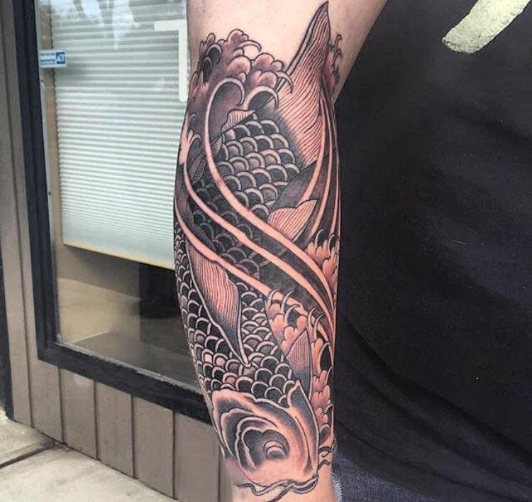 点击大图看下一张：手臂纹身素材 男生手臂上黑色的鲤鱼纹身图片