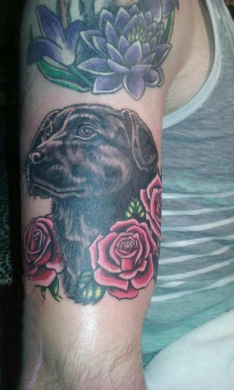 点击大图看下一张：手臂纹身素材 男生手臂上玫瑰和小狗纹身图片