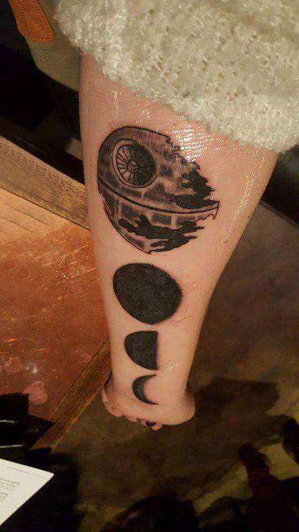 点击大图看下一张：手臂纹身图片 男生手臂上黑色的月亮纹身图片