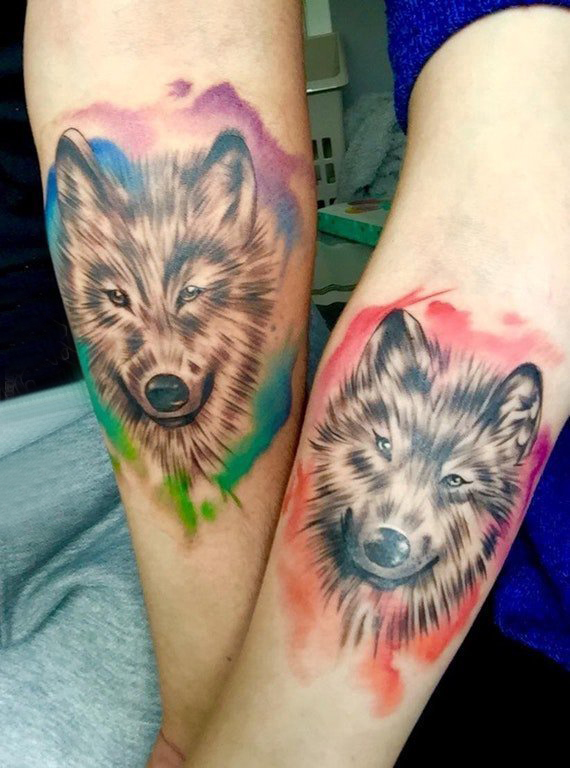 点击大图看下一张：手臂纹身图片 情侣手臂上彩色的狼头纹身图片