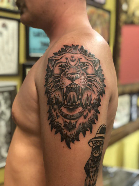 点击大图看下一张：双大臂纹身 男生大臂上黑色的狮子纹身图片