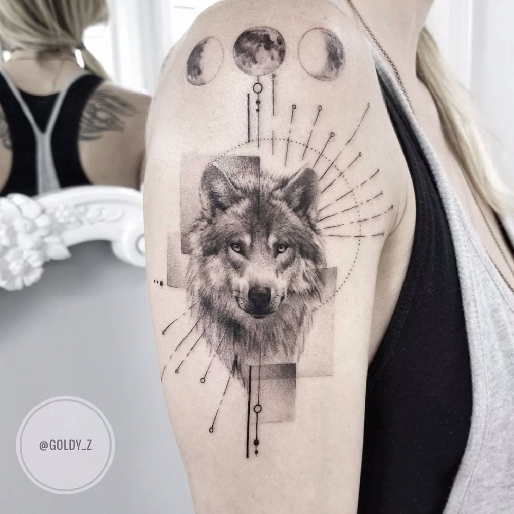 点击大图看下一张：双大臂纹身 女生大臂上几何和狼头纹身图片