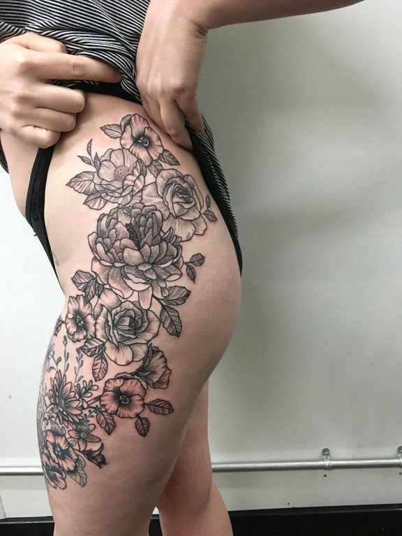 点击大图看下一张：臀部纹身 女生臀部黑色的花朵纹身图片