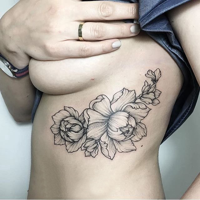 点击大图看下一张：文艺花朵纹身 女生侧肋上文艺花朵纹身图片