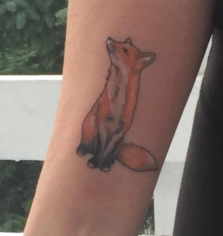点击大图看下一张：彩色狐狸纹身 女生手臂上彩色狐狸纹身图片