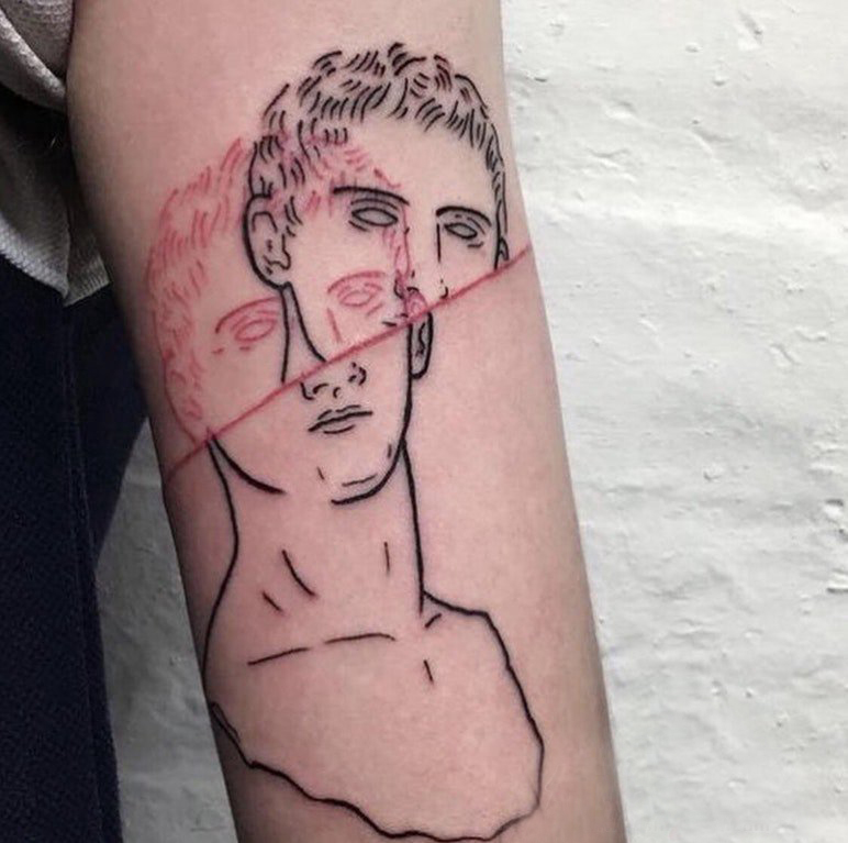 点击大图看下一张：欧美抽象纹身 女生手臂上抽象纹身图案