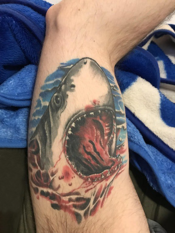 点击大图看下一张：鲨鱼纹身图 男生大腿上鲨鱼纹身图片