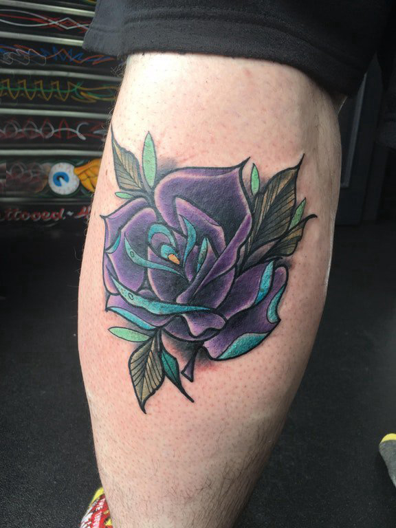 点击大图看下一张：纹身 小玫瑰 男生小腿上欧美玫瑰纹身图片