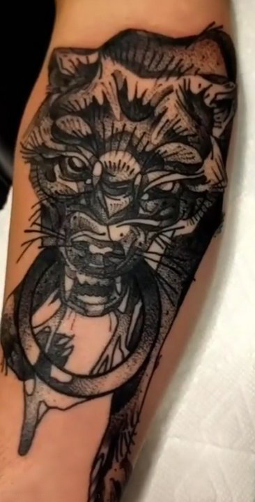 点击大图看下一张：纹身黑色 男生手臂上圆形和狼头纹身图片