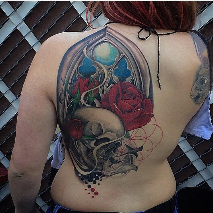 点击大图看下一张：纹身后背女 女生后背上玫瑰和骷髅纹身图片