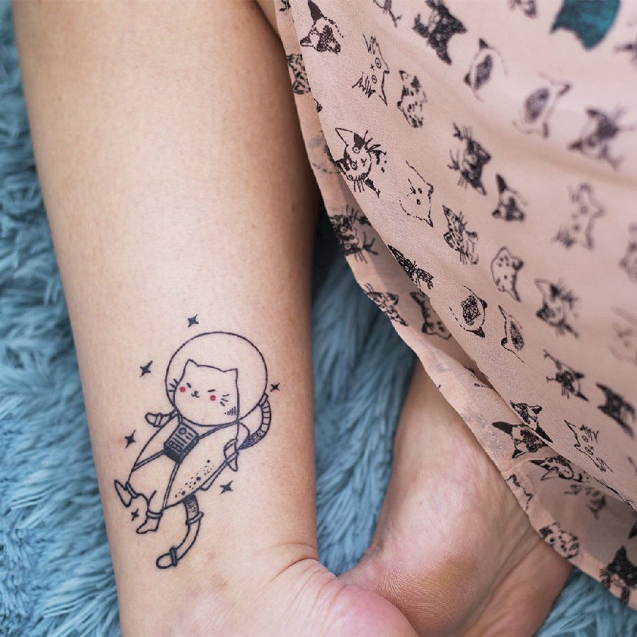 点击大图看下一张：纹身卡通 女生小腿上黑色的卡通猫咪纹身图片
