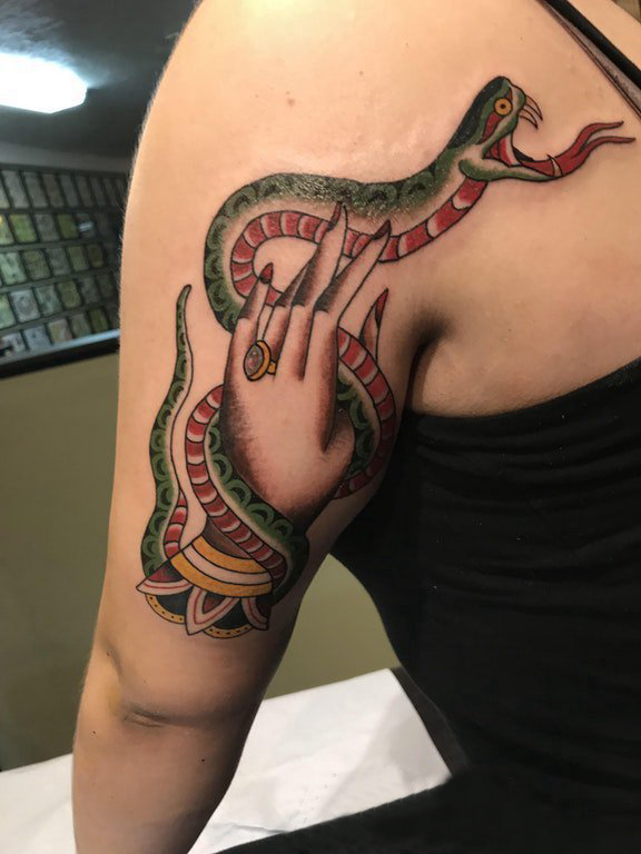 点击大图看下一张：纹身蛇魔 女生手臂上蛇纹身图片