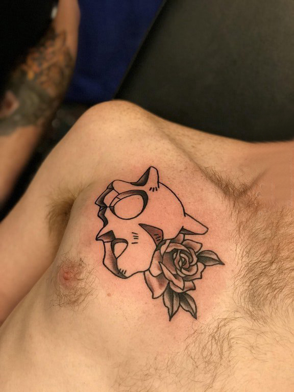点击大图看下一张：纹身胸部男 男生胸部黑色的花朵和骷髅纹身图片