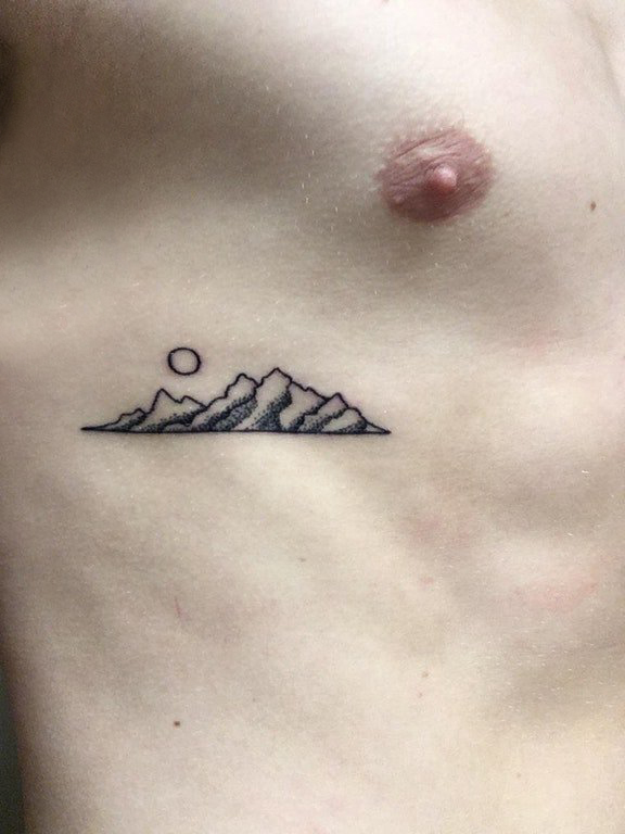 点击大图看下一张:纹身胸部男 男生胸部太阳和山脉纹身图片