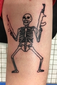 纹身大腿男 男生大腿上黑色的骷髅纹身图片