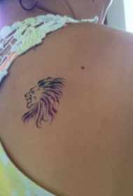 纹身后背女 女生后背上黑色的狮子纹身图片