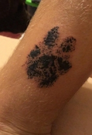 纹身点刺技巧 男生小腿上黑色的爪印纹身图片