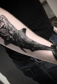 百乐动物纹身 男生手臂上黑色的鲨鱼纹身图片