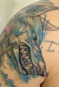 大臂纹身图 男生大臂上彩色的狼头纹身图片