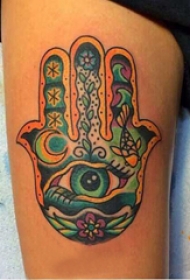 彩绘纹身 女生大腿上彩色的法蒂玛之手纹身图片