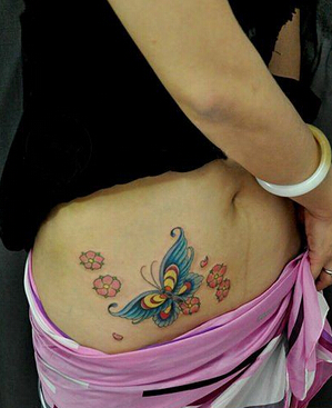 点击大图看下一张：艺术蝴蝶腹部纹身