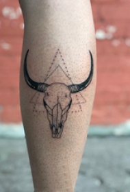 羊头骨纹身 男生小腿上三角形和羊头骨纹身图片