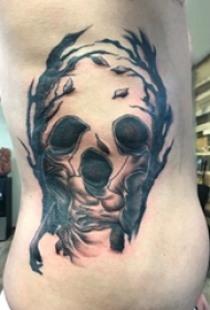 一家人纹身图案 男生侧腰上树枝和家人纹身图片